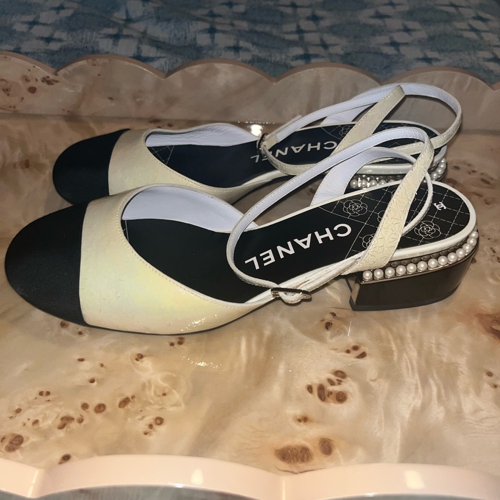 Chanel Women's Black and Cream Shoes - Picture 4 of 6